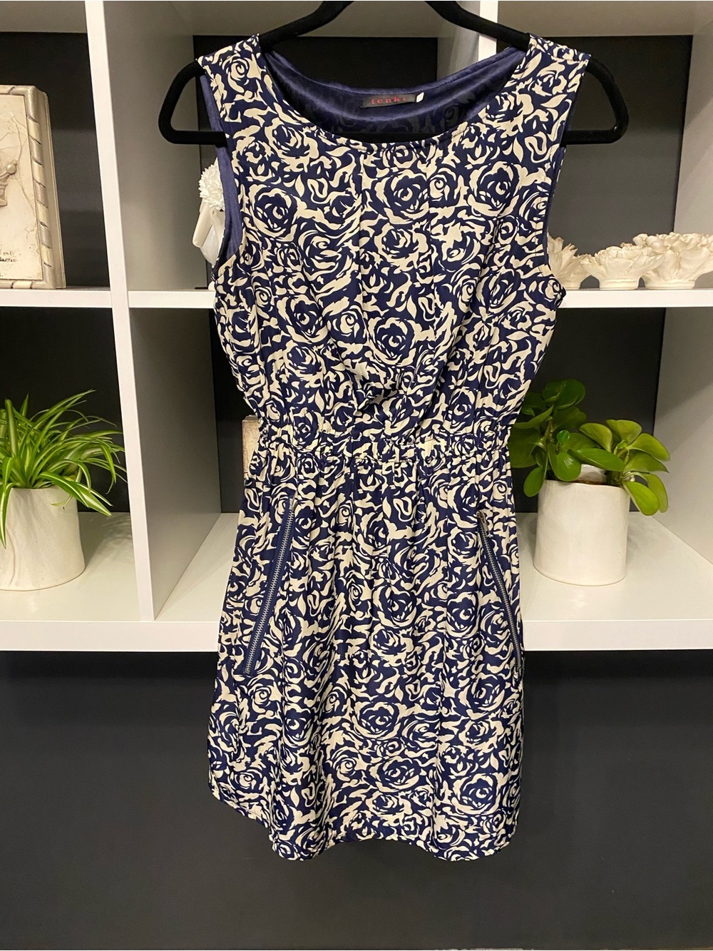 NWOT Navy and Cream Floral Sleeveless Lined Mini Dress With Zip Pockets Size S